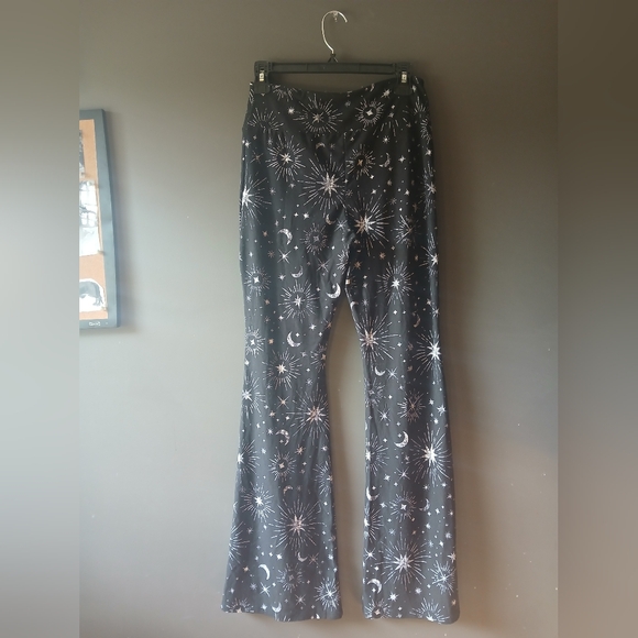 NO BOUNDARIES WOMEN'S MEDIUM WHITE AND BLACK STRETCHY FLARE PANTS - Picture 3 of 3